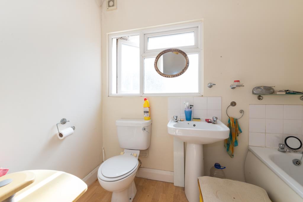 Lot: 132 - MIXED USE INVESTMENT TWO SHOPS AND FOUR FLATS - Flat four bathroom with W.C.